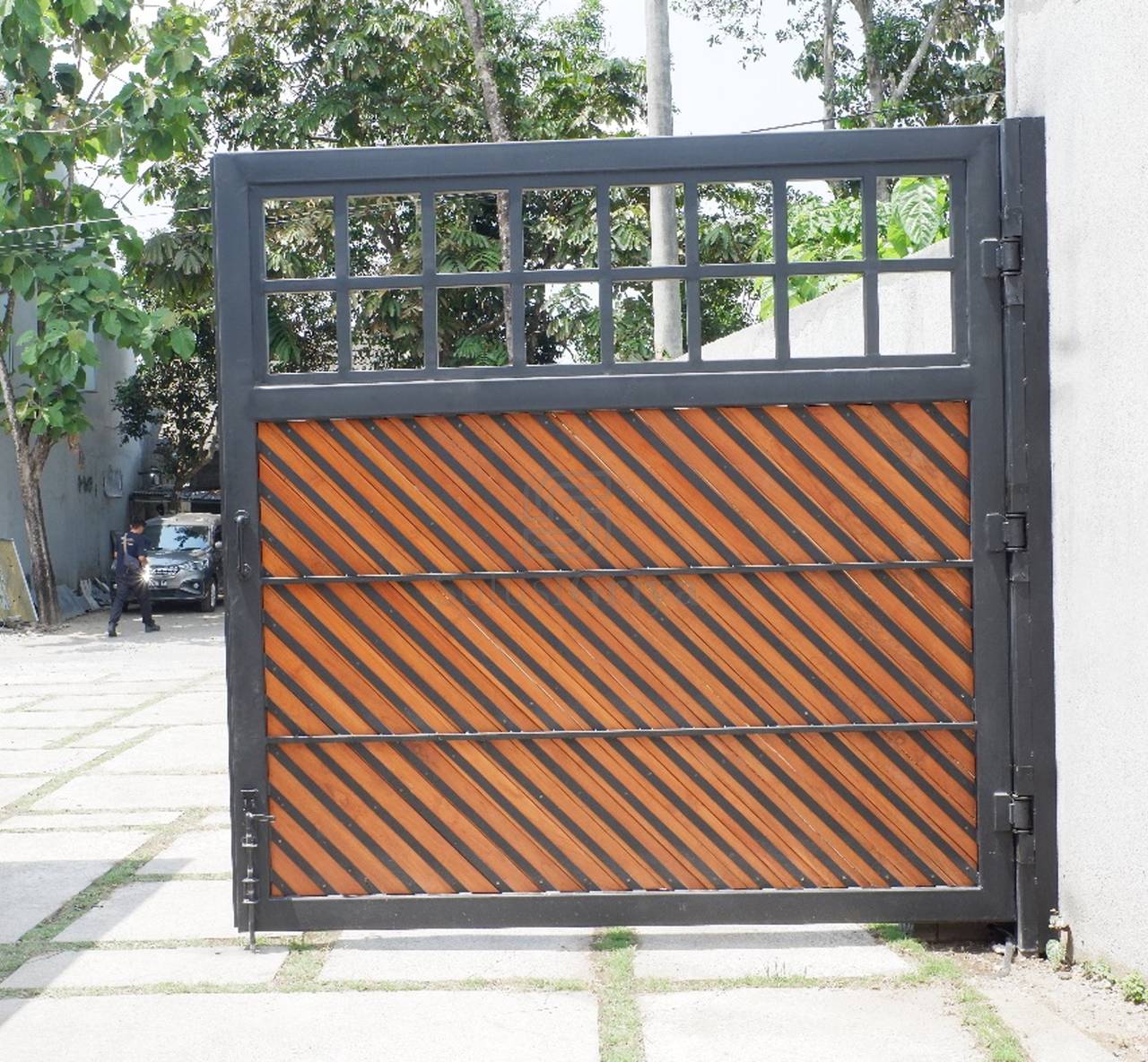 Detail finishing pintu gerbang kayu solid dan baja